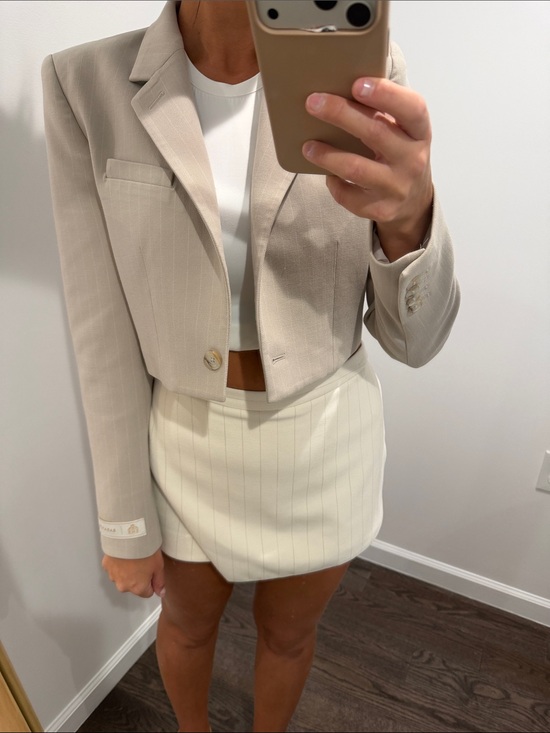 Aritzia Jackets & Blazers - Ariztia Women’s blazer Cropped